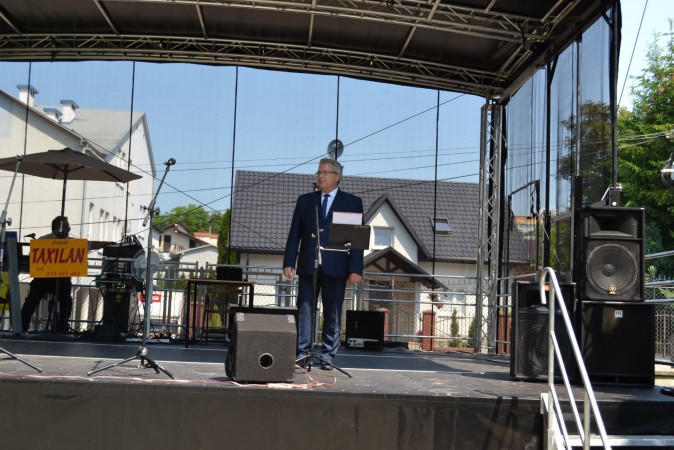 Namiot, scena - przemawia Dyrektor - Józef Długoń