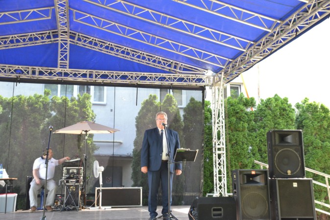 Namiot, scena - przemawia dyrektor Józef Długoń