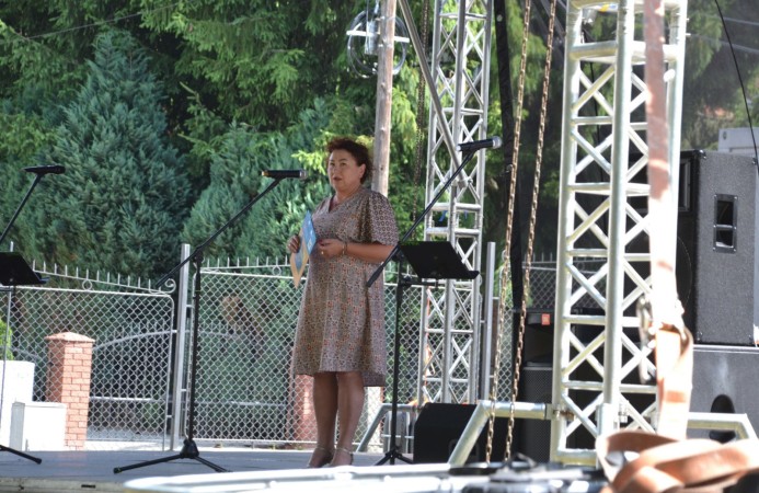 Namiot, scena - przemówienie przedstawicielki organizatora