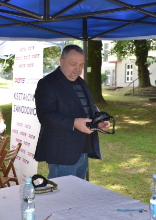 Z-ca dyrektora ds. lecznictwa Piotr Cisek przy stoisku Powiatowej Stacji Sanitarno-Epidemiologicznej w Jarosławiu