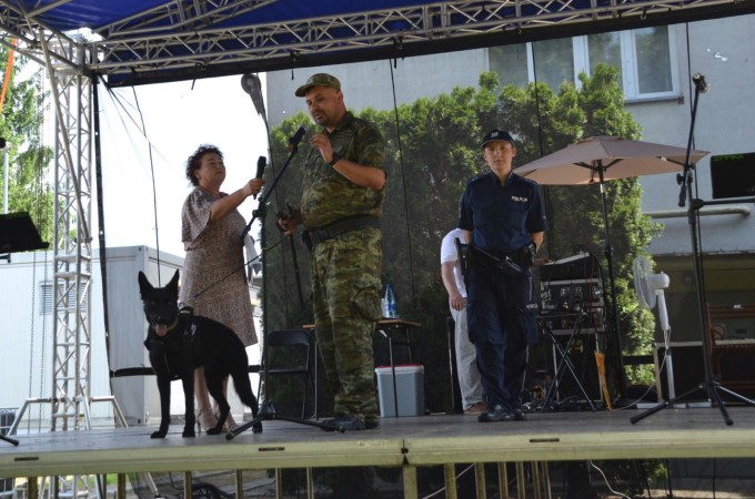 Namiot, scena - prezentacja służb mundurowych