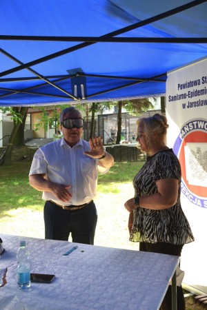 Dyrektor Józef Długoń przy namiocie Powiatowej Stacji Sanitarno-Epidemiologicznej w Jarosławiu