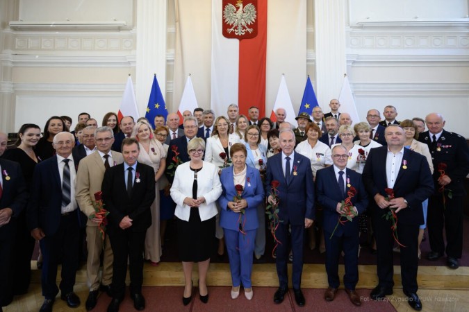 Zdjęcie grupowe z uroczystości, wszyscy odznaczeni(ujęcie 2)