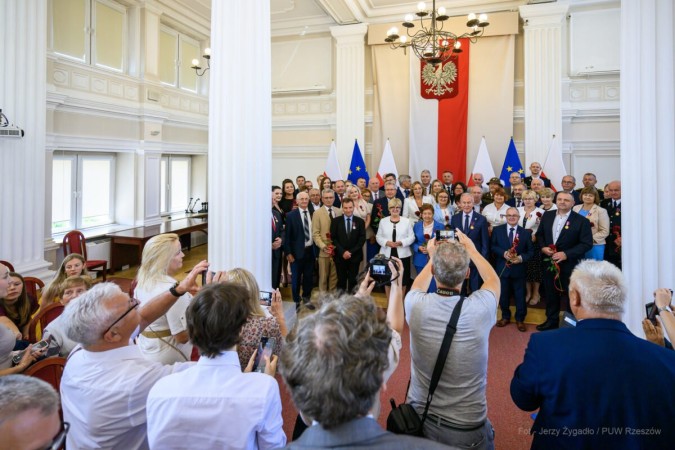 Zdjęcie grupowe z uroczystości, wszyscy odznaczeni, ujęcie z dalszego planu