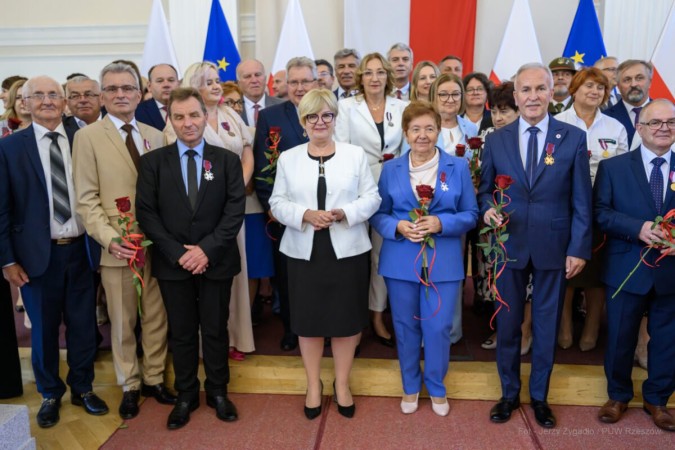 Zdjęcie grupowe z uroczystości, Pani Wojewoda i wszyscy odznaczeni