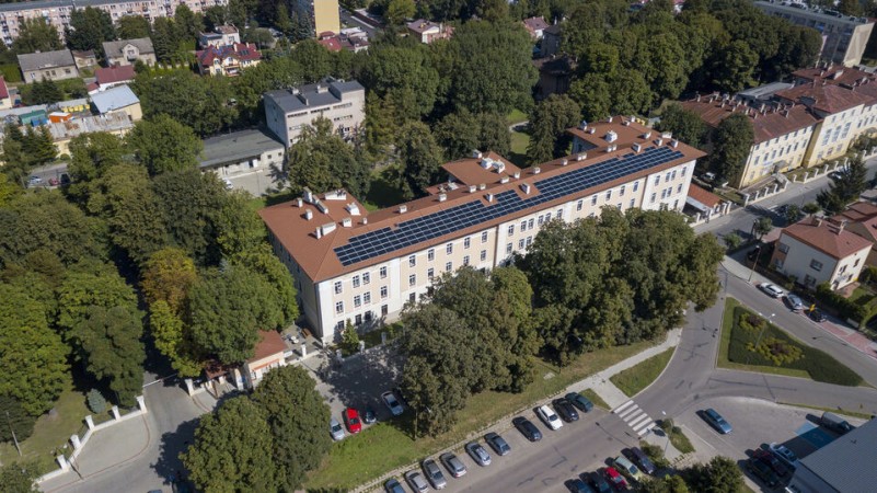 Dron - Widok na Budyneki nr 3 i 2 oraz wjazd do szpitala