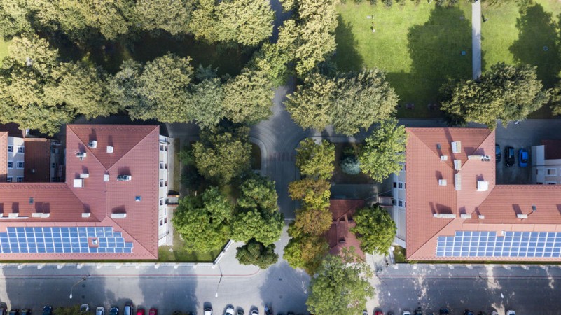 Dron - Widok na Budyneki nr 3 i 2 oraz wjazd do szpitala, ujęcie z góry