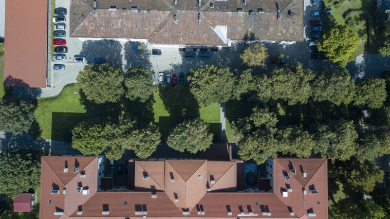 Dron - Widok plac szpitala i budynki 3, 5