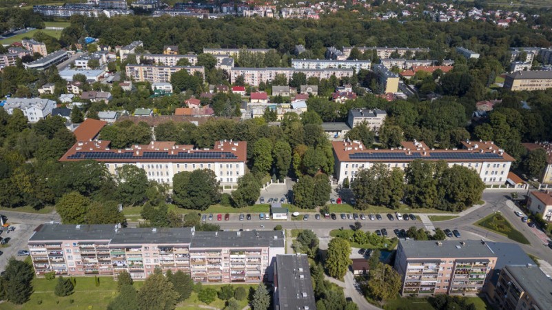 Dron - widok od południa na część ulicy Kościuszki i okolicę.