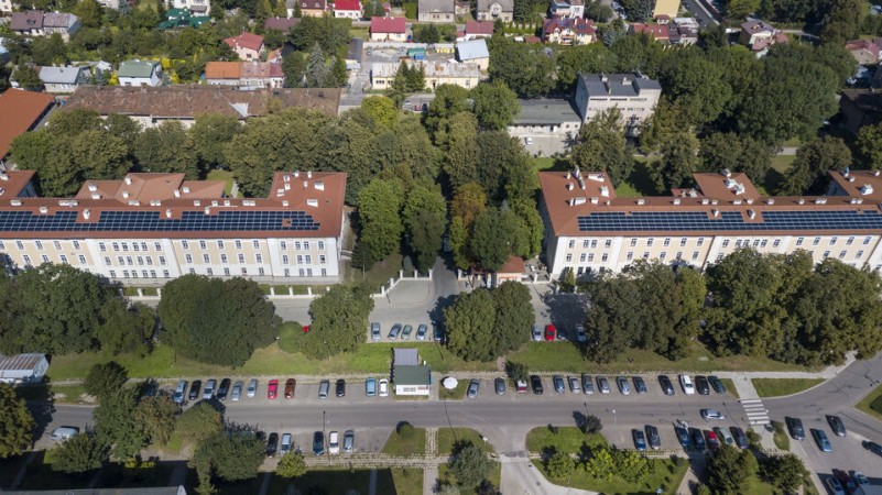 Dron - widok od południa na część ulicy Kościuszki i okolicę, ujęcia 2