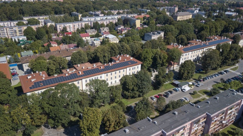Dron - widok od południowego zachodu na ulicę Kościuszki i okolicę, ujęcie 2