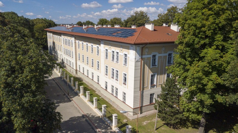 Dron - widok od portierni na Budynek  nr 3 od wschodu, ujęcie 3