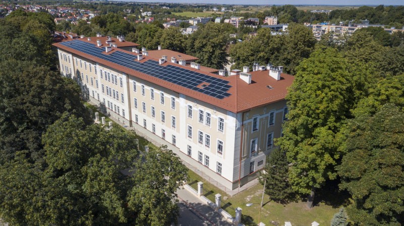 Dron - widok od portierni na Budynek  nr 3 od wschodu, ujęcie 3
