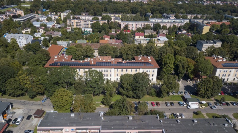 Dron - widok od południa na część ulicy Kościuszki i okolicę, ujęcia 3