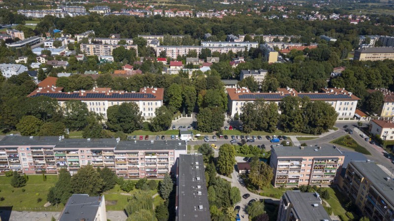 Dron - widok od południa na część ulicy Kościuszki i okolicę, ujęcia 3