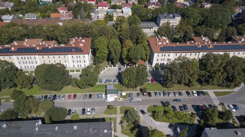 Dron - widok od południa na część ulicy Kościuszki i okolicę, ujęcia 5