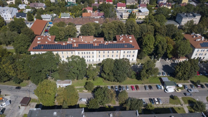 Dron - widok od południa na część ulicy Kościuszki i okolicę, ujęcia 6