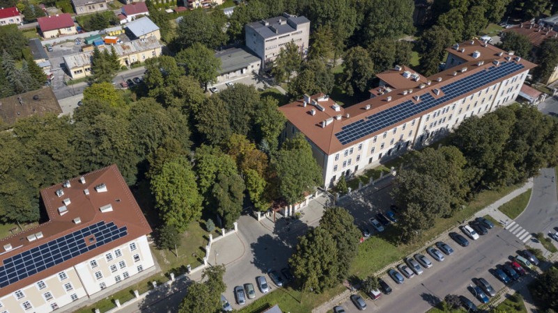 Dron - Widok na Budyneki nr 3 i 2 oraz wjazd do szpitala, ujęcie 2