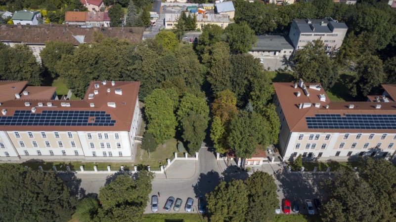 Dron - widok od południa na część ulicy Kościuszki i okolicę, ujęcia 8