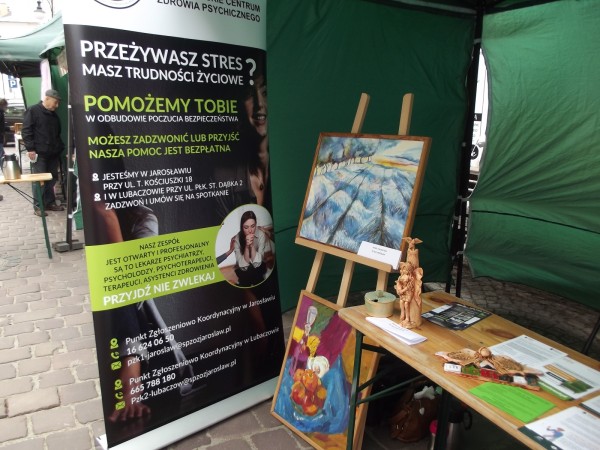 zdjęcie przedstawiające stanowisko naszego szpitala wraz z promocyjnym rollup'em oraz pracami pacjentów 