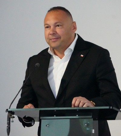 na zdjęciu osoba przemawiająca-starosta jarosławski Kamil Dziukiewicz